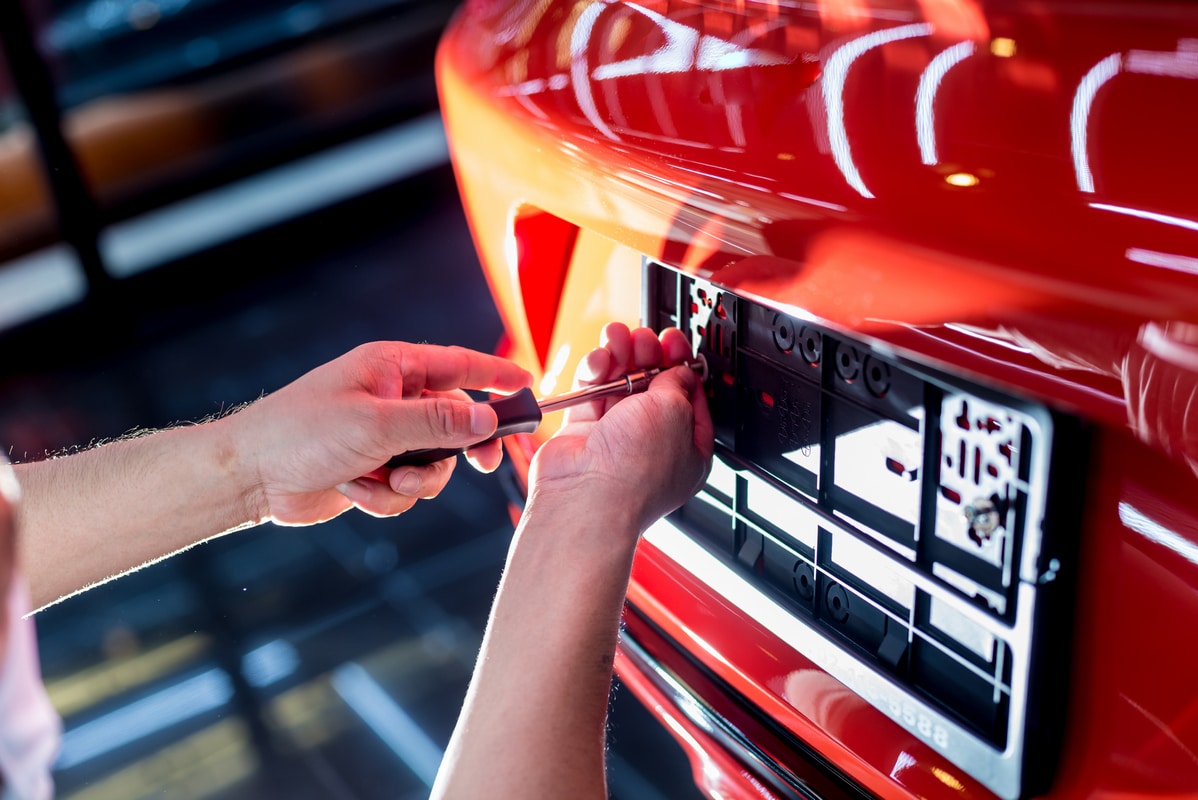 technician changing car plate number service center 800 1 - АвтопластСервіс Одеса